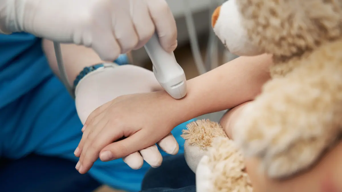 Sonografie am Handgelenk eines Kindes