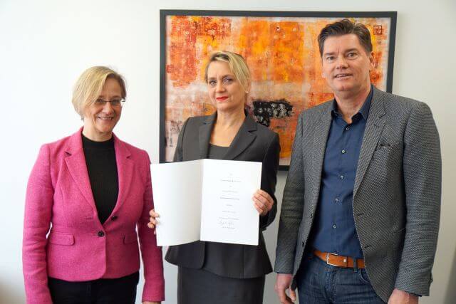 Rektorin Prof'in Dr. Angelika Epple (l.) übergibt Prof'in. Dr. med. Christiane Matuschek (mitte) ihre Ernennungsurkunde im Beisein von Michael Ackermann, dem Geschäftsführer des Klinikum Bielefeld (r.) / Weiterer Text über ots und www.presseportal.de/nr/81981 / Die Verwendung dieses Bildes für redaktionelle Zwecke ist unter Beachtung aller mitgeteilten Nutzungsbedingungen zulässig und dann auch honorarfrei. Veröffentlichung ausschließlich mit Bildrechte-Hinweis. Bildrechte: Universität Bielefeld, Fotograf: Klinikum Bielefeld gem. GmbH