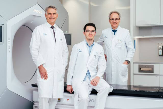 Prof. Walter Stummer, Studienkoordinator Dr. Niklas Pepper und Prof. Hans Theodor Eich (v.l.n.r.) freuen sich über die vielversprechenden Ergebnisse der „ALA-RDT in GBM“-Studie (Foto: Uni MS/M. Heine)