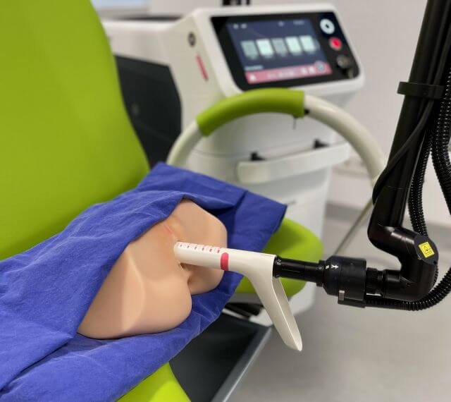 Abb. 1: Vaginale Lasertherapie am Modell