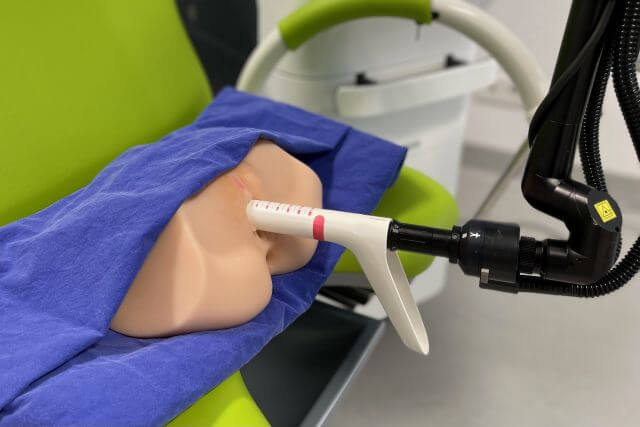 Abb. 1: Vaginale Lasertherapie am Modell