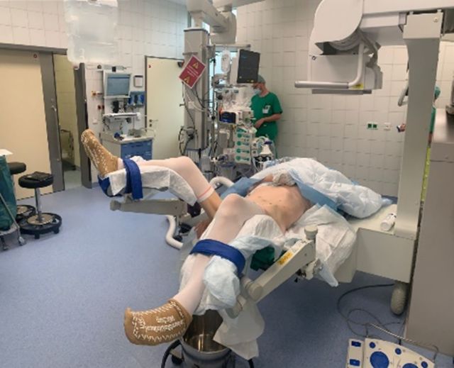 Abb. 1: Lagerung in modifizierter Valdivia Lagerung bei Nephrolithiasis links.