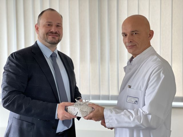 Glückwünsche von Geschäftsführer Matthias Adler (l.) an Dr. Erich Hecker. (Foto: EvK Herne)