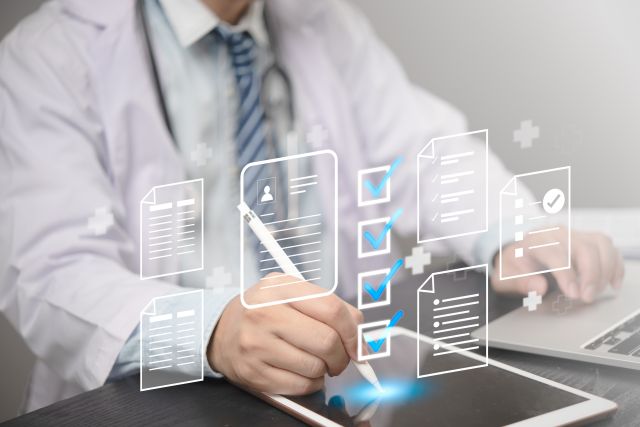 Arzt schreibt auf einem Tablet, umgeben von digitalen Dokumenten und Checklisten