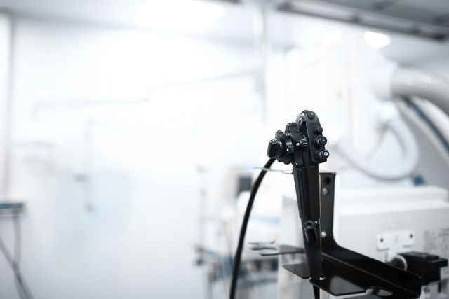 Das Endoskop ist betriebsbereit und befindet sich in einem modernen Labor mit umfangreicher Ausstattung.