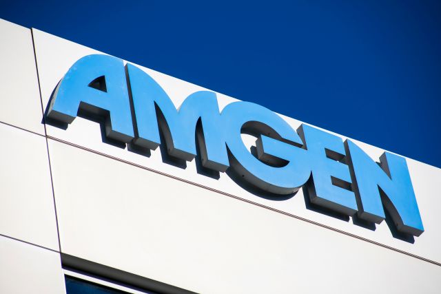 Amgen-Schild auf dem Campus eines biopharmazeutischen Unternehmens im Silicon Valley, Biotech-Unternehmen mit Hauptsitz in Thousand Oaks. – South San Francisco, CA, USA – 2020