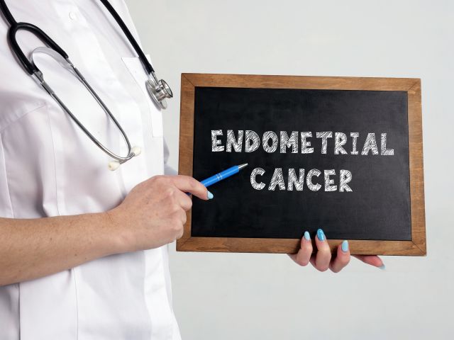 Konzeptfoto über ENDOMETRIALKREBS Gebärmutterschleimhautkrebs mit handschriftlichem Satz.