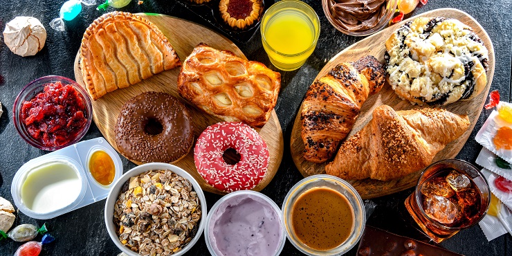 Symbolbild, zuckerhaltige Lebensmittel und Getränke in einer Draufsicht