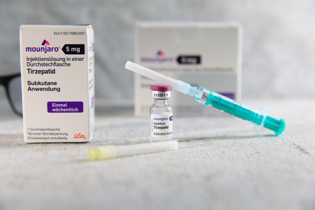 Mounjaro - Tirzepatid mit Spritze zur Behandlung von Typ-2-Diabetes und Gewichtsreduktion und den Blutzucker zu kontrollieren, aus Deutschland 2024