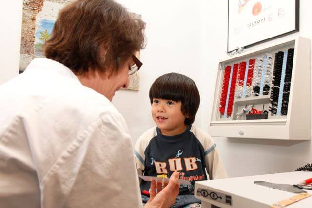 Kind mit Augenärztin bei Augentest