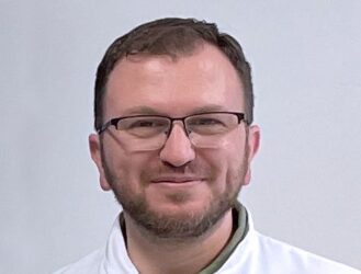 Bildunterschrift: Hamza Aljabali ist der Chefarzt der Urologie im AMEOS Klinikum in Aschersleben: (Foto © AMEOS Klinikum Aschersleben)