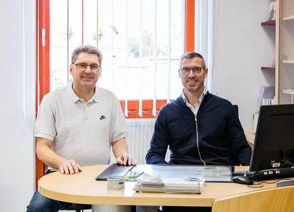 Andreas Kluge (links) hört nach mehr als 26 Jahren in seiner Urologie-Praxis in Kleve auf. Nachfolger wird im neuen Jahr Harald Voepel (rechts). (Foto © Nicholas Pawelke) 