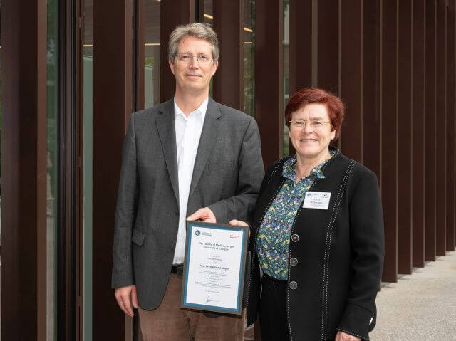 Prof. Cursiefen und Prof. Jager mit Urkunde