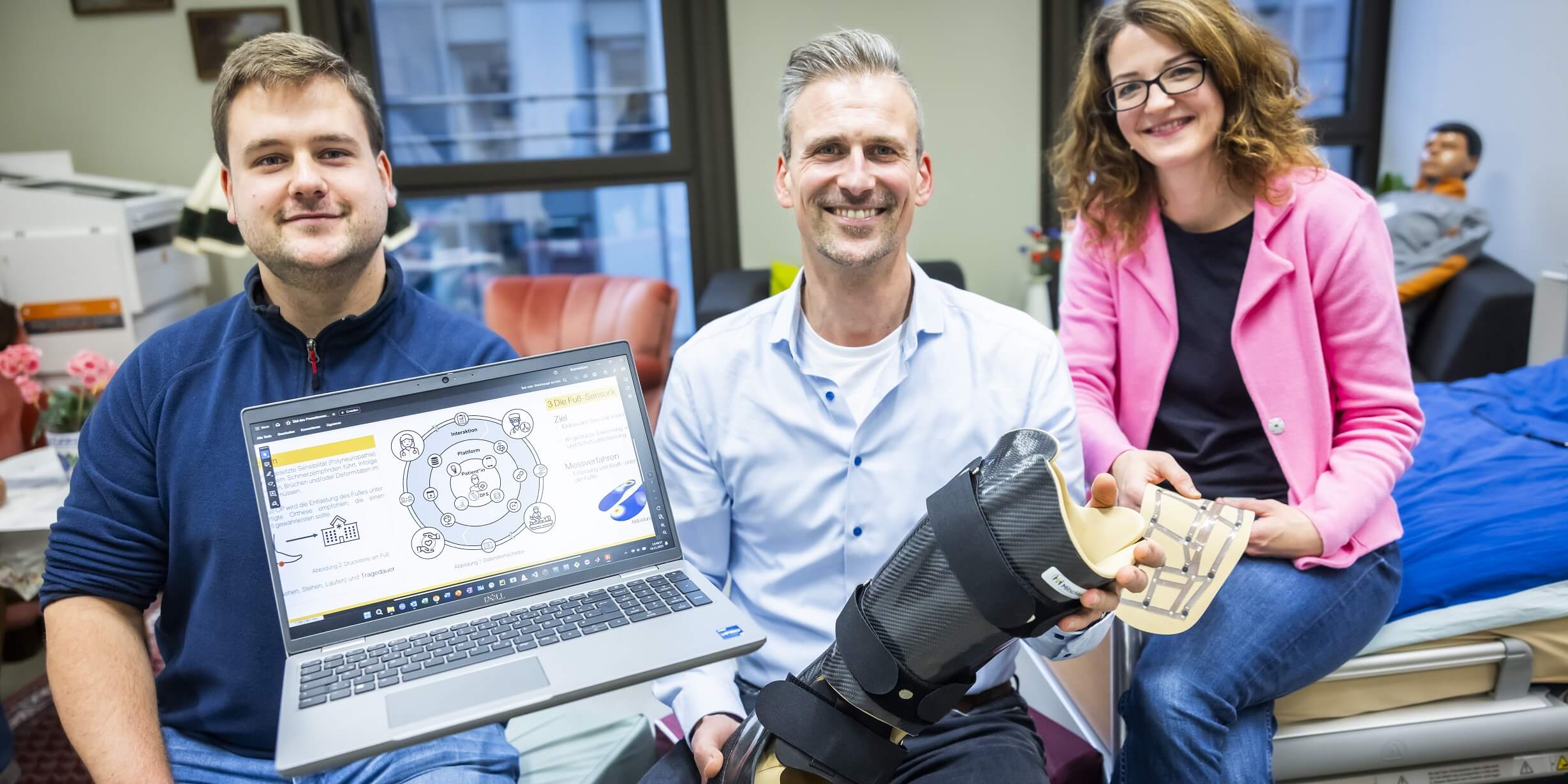 Jan Finke, Prof. Dr.-Ing. Martin Kohlhase und Prof. Dr. med. Rena Isabel Amelung mit dem neuen Prototypen
