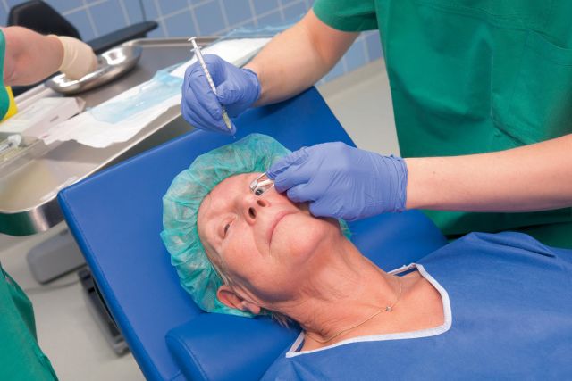 Mensch im OP bekommt Injektion ins Auge