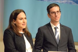 Das Bild zeigt die beiden Preisträger des Maximilian Nitze-Preis 2022, Prof. Dr. Isabel Heidegger-Pircher und PD Dr. Charis Kalogirou.