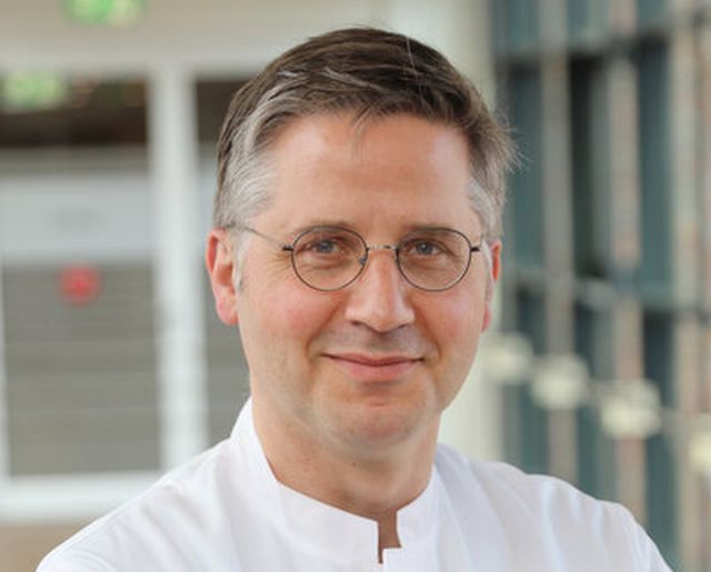 Das Foto zeit PD Dr. Joachim Kübler.