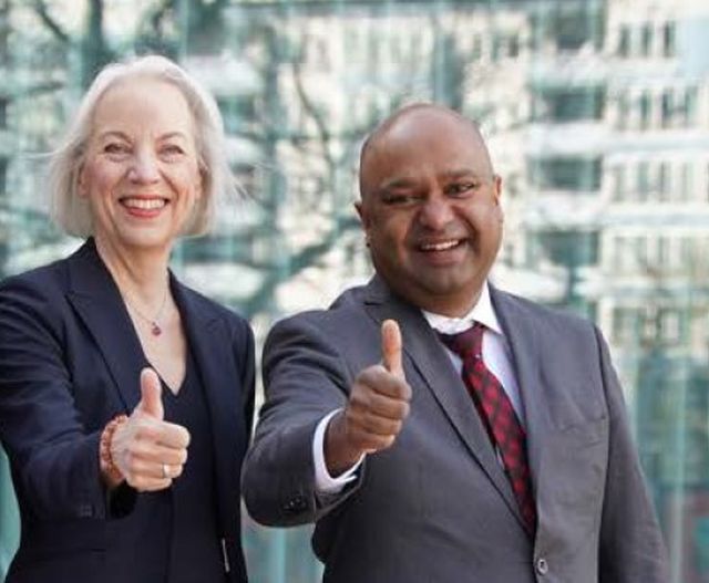 Prof. K. Engelmann und Prof. V. Kakkassery lachen mit hochgereckten Daumen in die Kamera