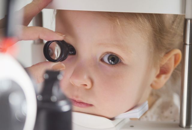 Kind bei Augenuntersuchung