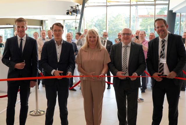 Gruppenbild beim Durchschneiden des Bandes zur Klinikeröffnung in Chemnitz
