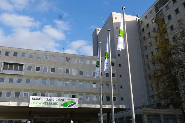 Eingangsbereich des Klinikums Saarbrücken mit Schriftzug
