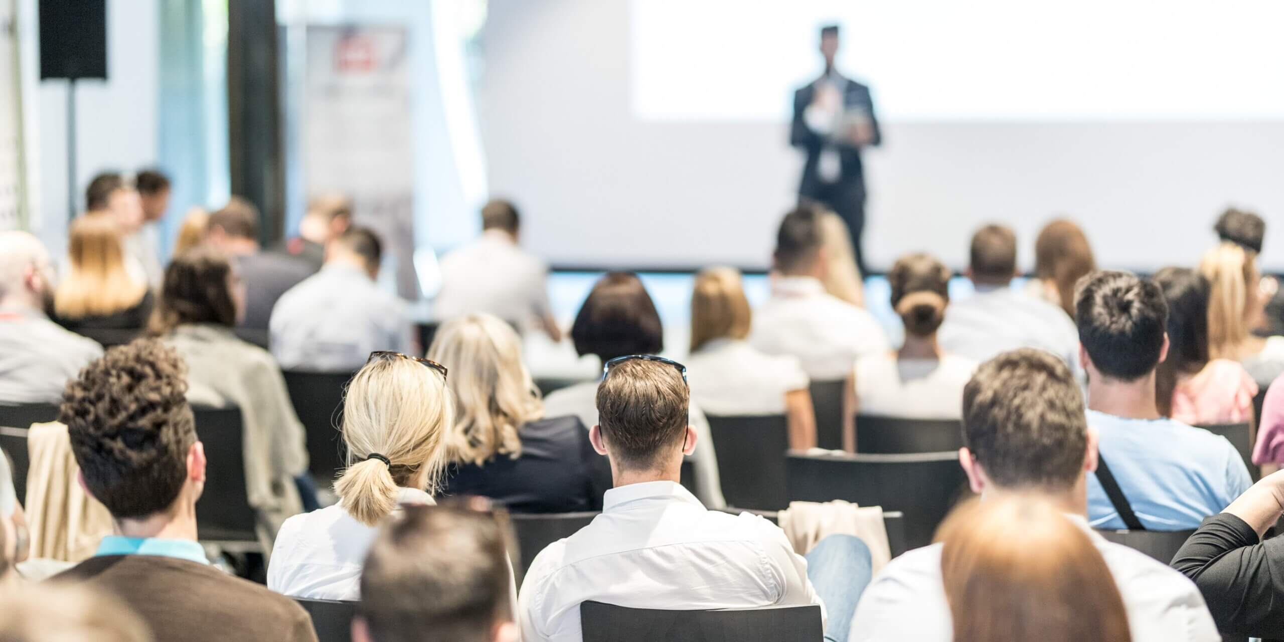Symbolbild, Sprecher vor Publikum