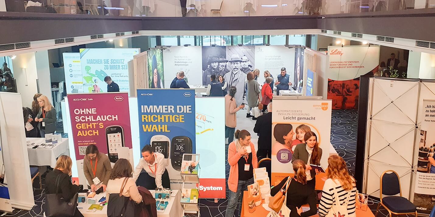 Blick auf einen Teil der Industrieausstellung im Hilton Tucher Park in München