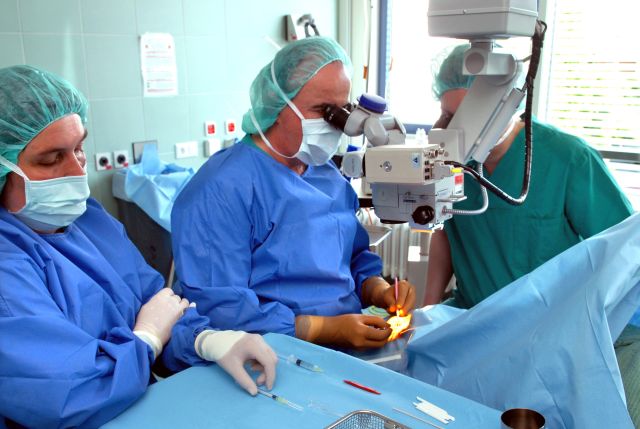 Augenchirurgen bei einer Linsenaustausch-OP
