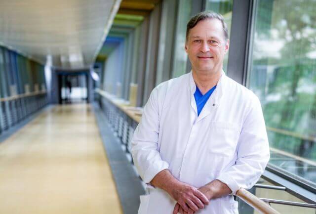 Prof. Dr. Marcus Blum im weißen Kittel