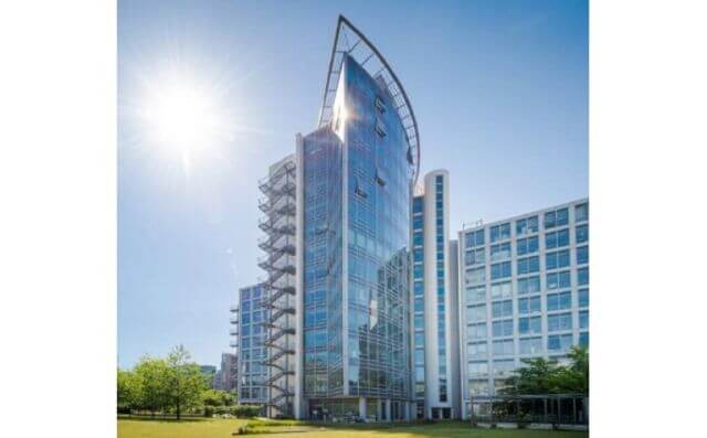 Außenaufnahme eines Hochhaus-Bürokomplexes