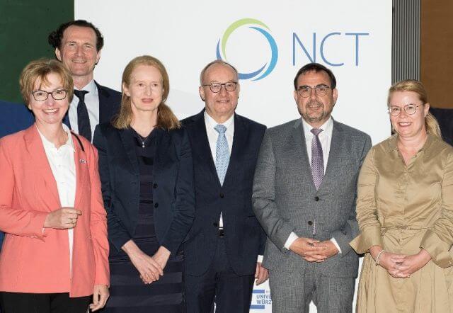 Im Juni 2023 fand die feierliche Auftaktveranstaltung für das NCT WERA in Würzburg statt (von links): Ursula Weyrich, Kaufmännische Vorständin des Deutschen Krebsforschungszentrums, Prof. Dr. Wolfgang Herr (Regensburg), Prof. Dr. Marianne Pavel (Erlangen), Prof. Dr. Hermann Einsele (Würzburg), der damalige Bayrische Gesundheitsminister Klaus Holetschek und Prof. Dr. Nina Ditsch (Augsburg). (© A. Wolf / UKW)