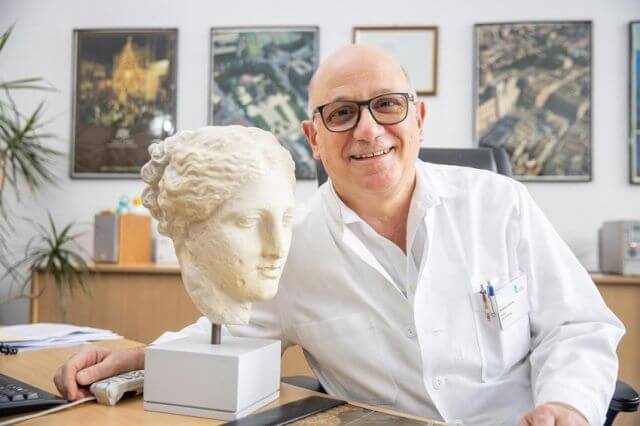 Dr. Roberto Olianas verabschiedet sich nach 18 Jahren als Chefarzt in den Ruhestand (Foto: Klinikum, Andreas Tamme)
