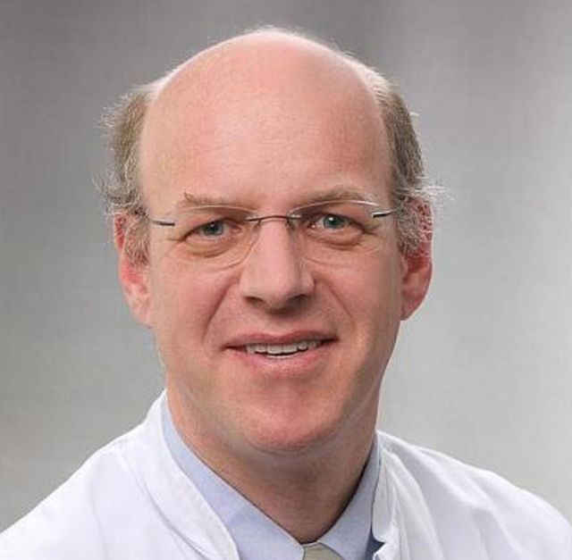 Das Foto zeigt Prof. Dr. Oliver Gross, Oberarzt in der Klinik für Neprhologie und Rheumatologie der Universitätsmedizin Göttingen und Leiter der Studie zur Wirkung von Dapagliflozin beim Alport Syndrom.