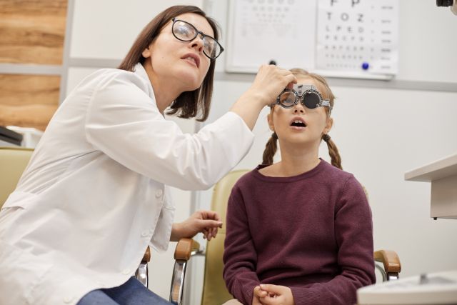 Orthoptistin mit Kind in der Sehschule