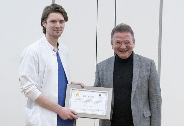 Dr. Lukas Pillong und Prof. Dr. Berthold Seitz bei der Übergabe der Urkunde