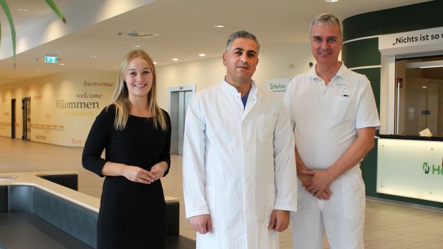 Neuer Chefarzt in der Urologie: Klinikgeschäftsführerin Michelle Kühn und der Ärztliche Direktor Prof. Dr. Wolfgang Schillinger (r.) begrüßen Dr. Youssef Barakat.