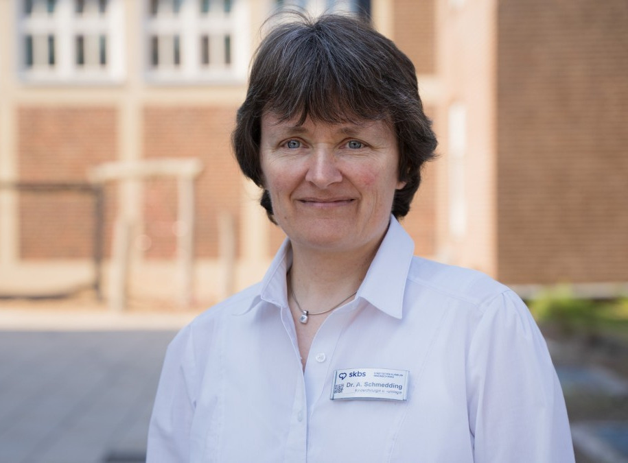 Das Foto zeigt Dr. Andrea Schmedding, die seit Mai 2023 die Kinderchirurgie und -urologie am skbs leitet.