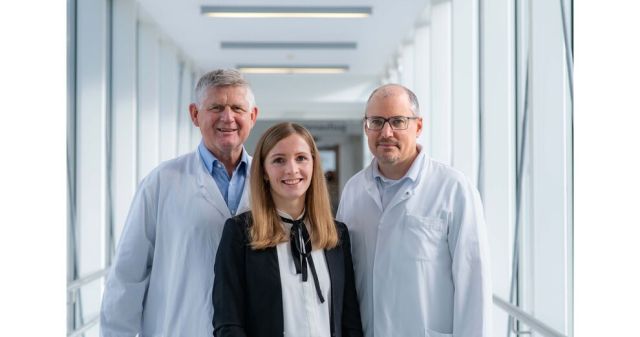 Das Foto zeigt das Leitungsteam des UniversitätsTumorCentrum am UKJ: Prof. Dr. Andreas Hochhaus, Dr. rer. nat. Katharina Paul, Prof. Dr. med. Thomas Ernst.