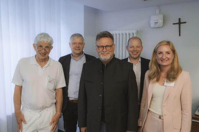 Begrüßung des neuen Chefarztes (v.l.n.r.): Dr. Dietrich Keller (Ärztlicher Direktor), Pastor Thomas Burke (Vorsitzender St. Bonifatius Hospitalgesellschaft), Dr. Thomas Vogt (Chefarzt Urologie/Kinderurologie), Ansgar Veer (Geschäftsführer Borromäus Hospital & Hauptgeschäftsführer St. Bonifatius Hospitalgesellschaft), Sarah Sebeke (Krankenhausleitung Borromäus Hospital) (© Borromäus Hospital Leer)