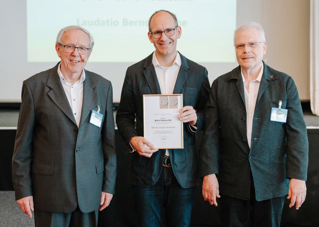 Der Bundesverband Prostatakrebs Selbsthilfe e.V. ehrte Prof. Dr. med. Boris Hadaschik (m) für herausragendes Engagement (© BPS)