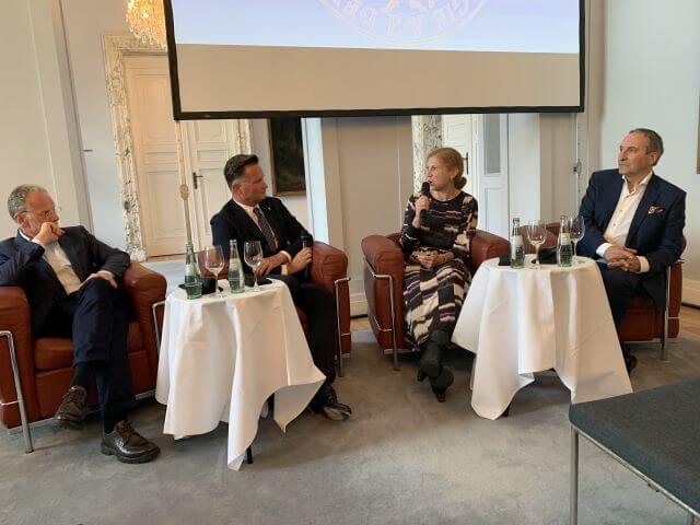 Am Parlamentarischen Abend der DGU nahmen teil (v.l.): Dr. Dominik von Stillfried, Vorstandsvorsitzender Zentralinstitut für die kassenärztliche Versorgung, Prof. Maurice Stephan Michel, Generalsekretär der DGU und Sprecher des Vorstands, Johanna Sell, Leiterin der BMG-Unterabteilung 21 für das Krankenhauswesen sowie DGU-Präsident Prof. Jürgen E. Gschwend. Foto: Runkel