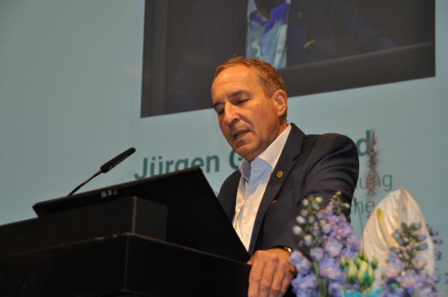DGU-Präsident Prof. Jürgen Gschwend betrachtete Evidenz, Wissenschaft und globalen Fortschritt im Präsidenten-Plenum als Säulen für eine bessere Zukunft.