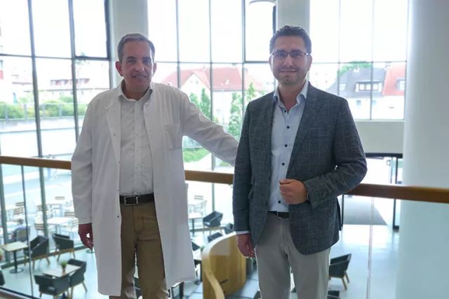 Aus für das „DreamTeam“: Prof. Björn Volkmer (links) hat das Klinikum Kassel verlassen und arbeitet nun im Medizinischen Versorgungszentrum Vellmar. Dr. Samer Schakari wechselt zum Jahresende als Chefarzt der Urologie und als Ärztlicher Direktor an die Paracelsus-Klinik Golzheim in Düsseldorf. Foto: Klinikum Kassel