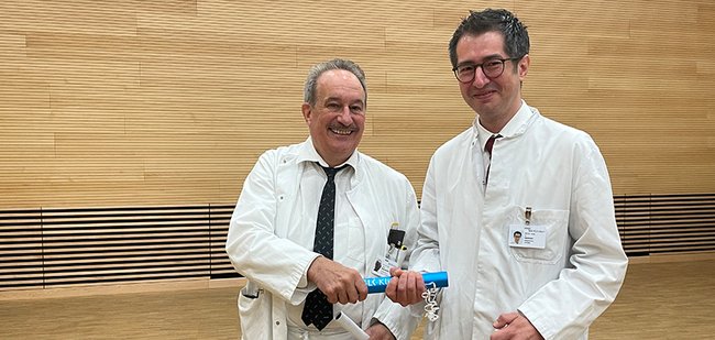 Übergabe Staffelstab Rassweiler und k an den 42-jährigen PD Dr. Gencay Hatiboglu (r.). (Foto © SLK-Klinikverbund