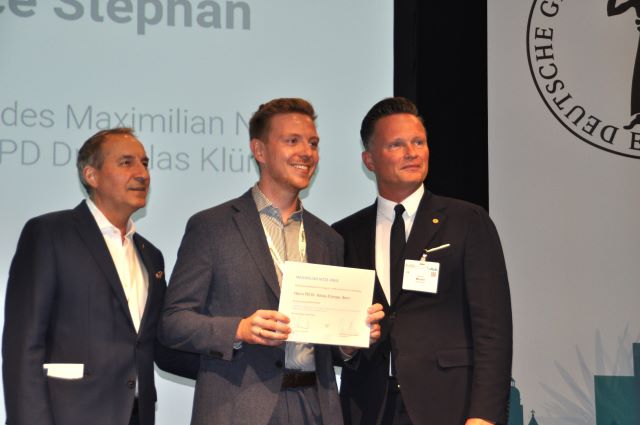 PD Dr. Niklas Klümper (Mitte) erhielt heute Nachmittag den Maximilian-Nitze-Preis der DGU. Die Auszeichnung überreichten DGU-Generalsekretär Prof. Maurice Stephan Michel (r.) und DGU-Präsident Prof. Jürgen Gschwend (l.). Foto: Runkel