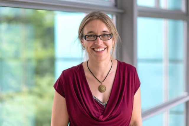 Das Bild zeigt PD Dr. Andrea Thoma-Kreß des Virologischen Instituts des Uniklinikums Erlangen an der FAU.