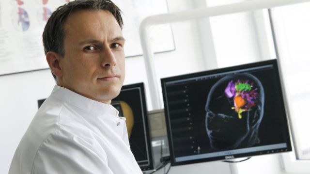 Das Foto zeigt Prof. Sandro Krieg, der seit mehr als zehn Jahren an der präoperativen Kartierung des Gehirns forscht.