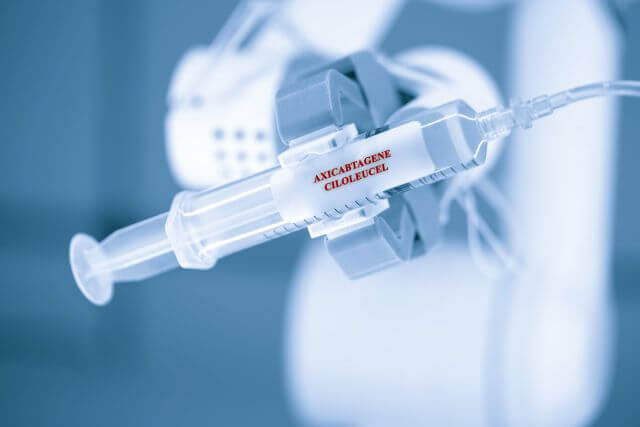 Plastikspritze mit der Aufschrit Axicabtagen-Ciloleucel (Axi-cel)