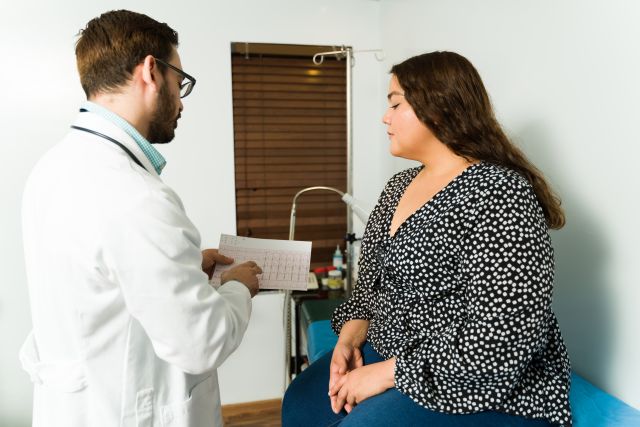 Ärztliche Beratungssituation zur Adipositastherapie und kardiovaskulären Prävention mit Semaglutid.