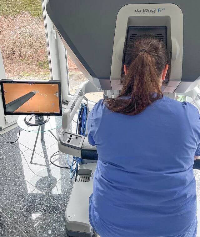 Abb. 1: Mit Simulationsprogrammen kann man in zahlreichen Übungen die Arbeitsweise in der Konsole trainieren. Zu sehen ist eine Dry-Lab-Übung.